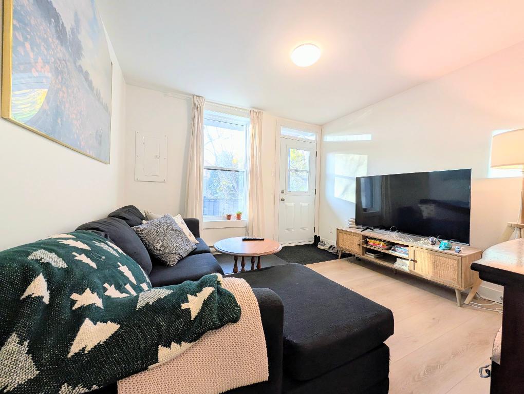 **Because You Deserve Renovated 4 1/2 Parking Included, Metro Lasalle, Verdun** | 3202389