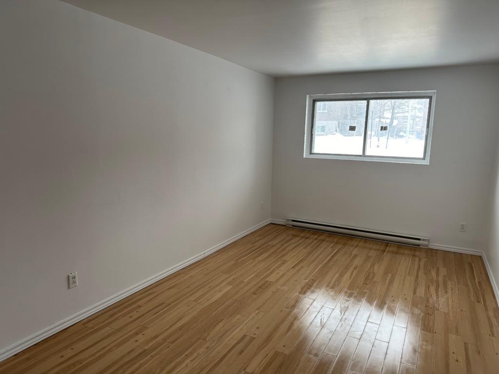 Grand et beau 4 1/2 à Longueuil | 3202954