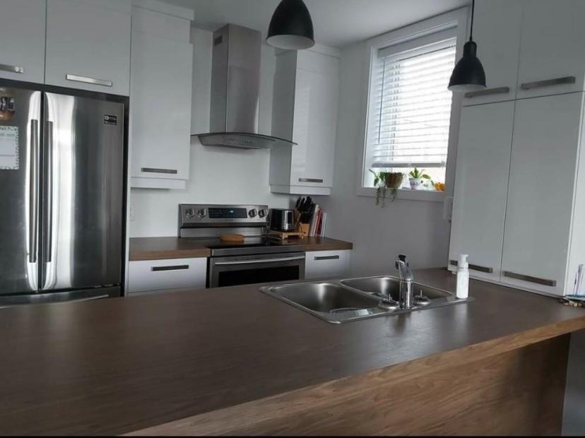 Condo deux chambres ( rez-de-jardins) + deux stationnements à Chambly | 3206088