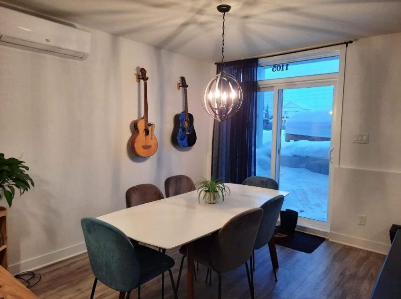 Condo deux chambres ( rez-de-jardins) + deux stationnements à Chambly | 3206088