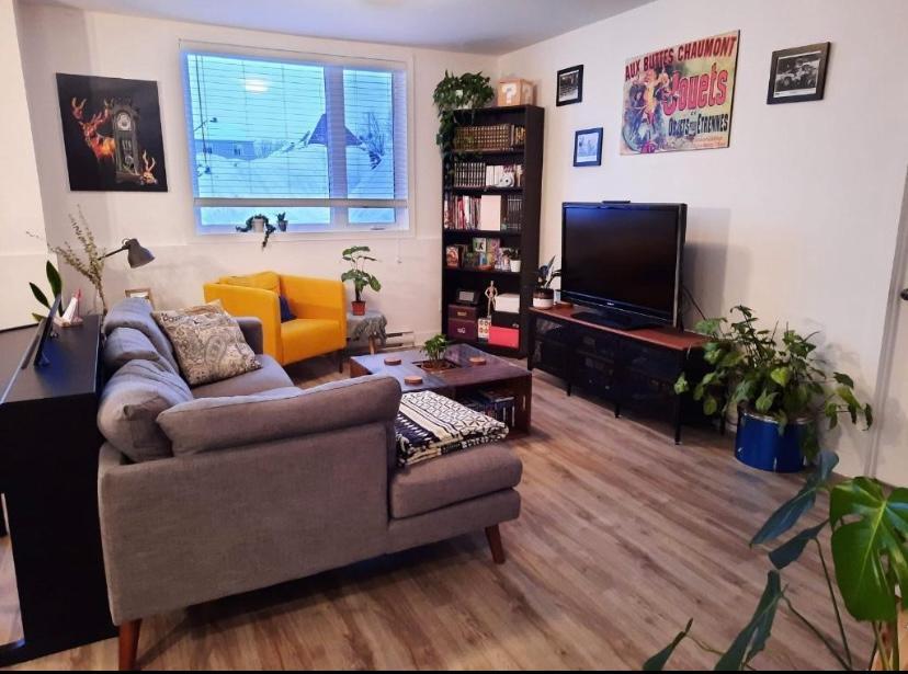 Condo deux chambres ( rez-de-jardins) + deux stationnements à Chambly | 3206088