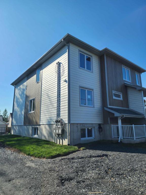 5 1/2 dans Triplex secteur Deauville | 3203001