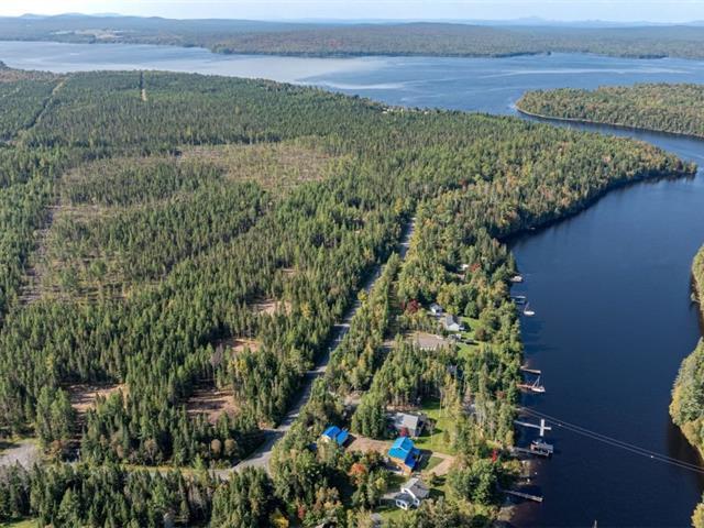 Grand Lac St-François, Lambton, Estrie. Superbe terrain vacant bâtissable de 46 943 pi.ca. avec accès et droit de quai, situé dans un coin tranquille. | 3206132