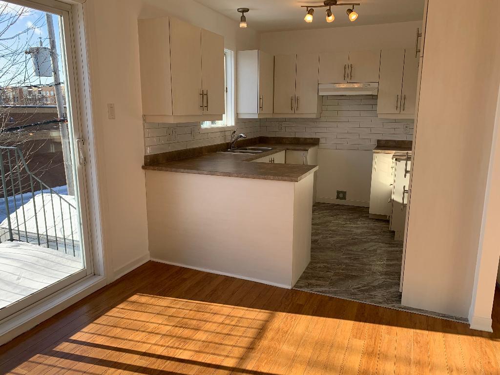 5 ½ (3 chambres fermées) à louer disponible immédiatement situé au 2e étage d’un triplex à St-Hubert. | 3206100