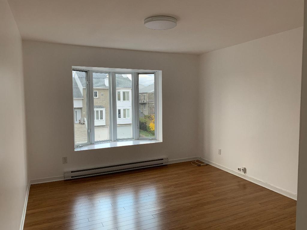 5 ½ (3 chambres fermées) à louer disponible immédiatement situé au 2e étage d’un triplex à St-Hubert. | 3206100