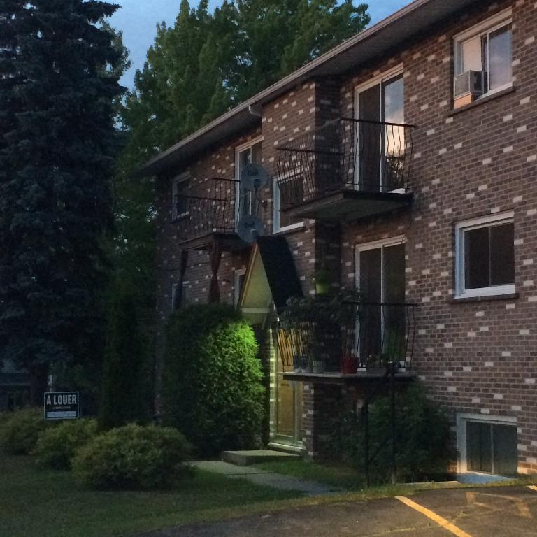 4 1/2 à louer Sherbrooke Ouest. Chauffage et eau chaude incluse. Wifi inclus. | 3206197