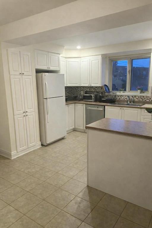 Grand 5 1/2 à Anjou (1400 pi2, 2e étage, place Montrichard) | 3206283