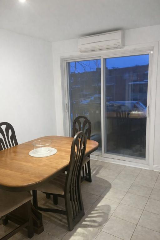 Grand 5 1/2 à Anjou (1400 pi2, 2e étage, place Montrichard) | 3206283