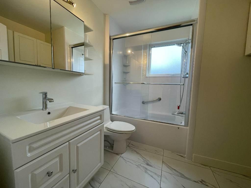 Grand 5 1/2 à Anjou (1400 pi2, 2e étage, place Montrichard) | 3206283