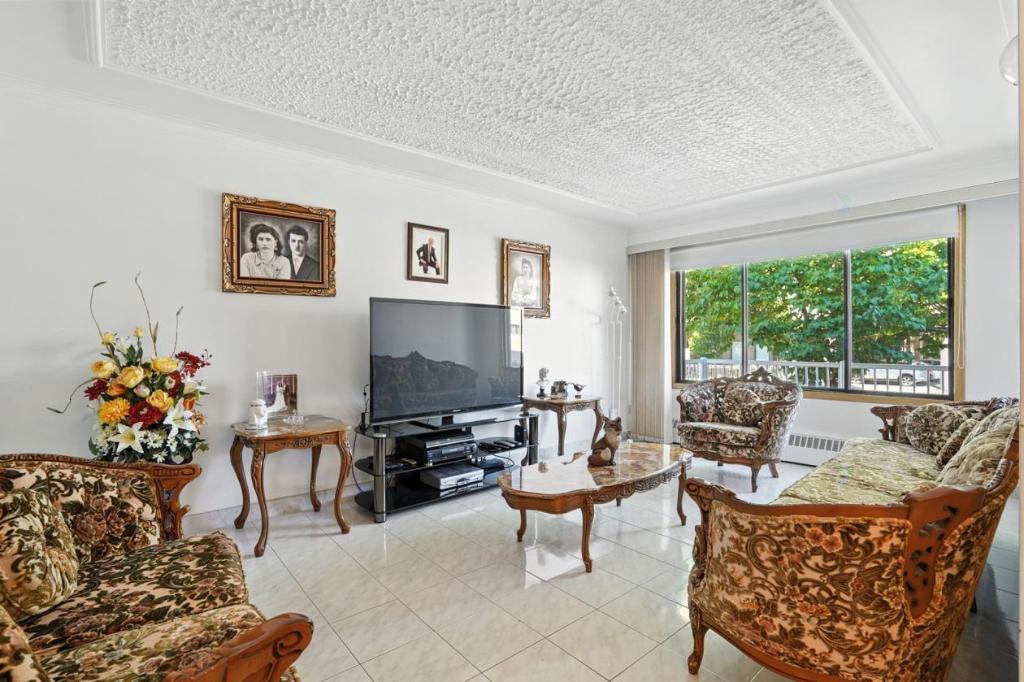 Grand rez de chaussée et sous sol dans un quadruplex a st Leonard Grand 12 et demi près de tous les services 4 chambres fermées 2 balcon autoroute, | 3206286