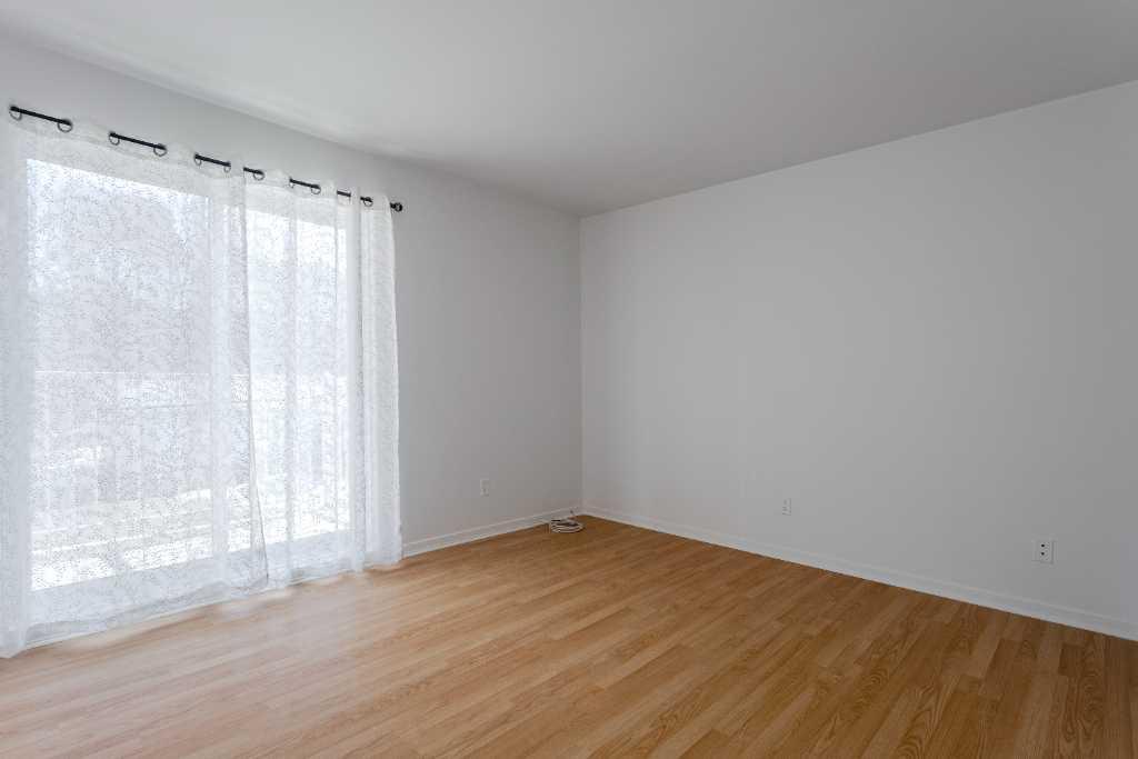 Beau 4 1/2 au 2e étage disponible le 1er juillet 2026. | 3206670