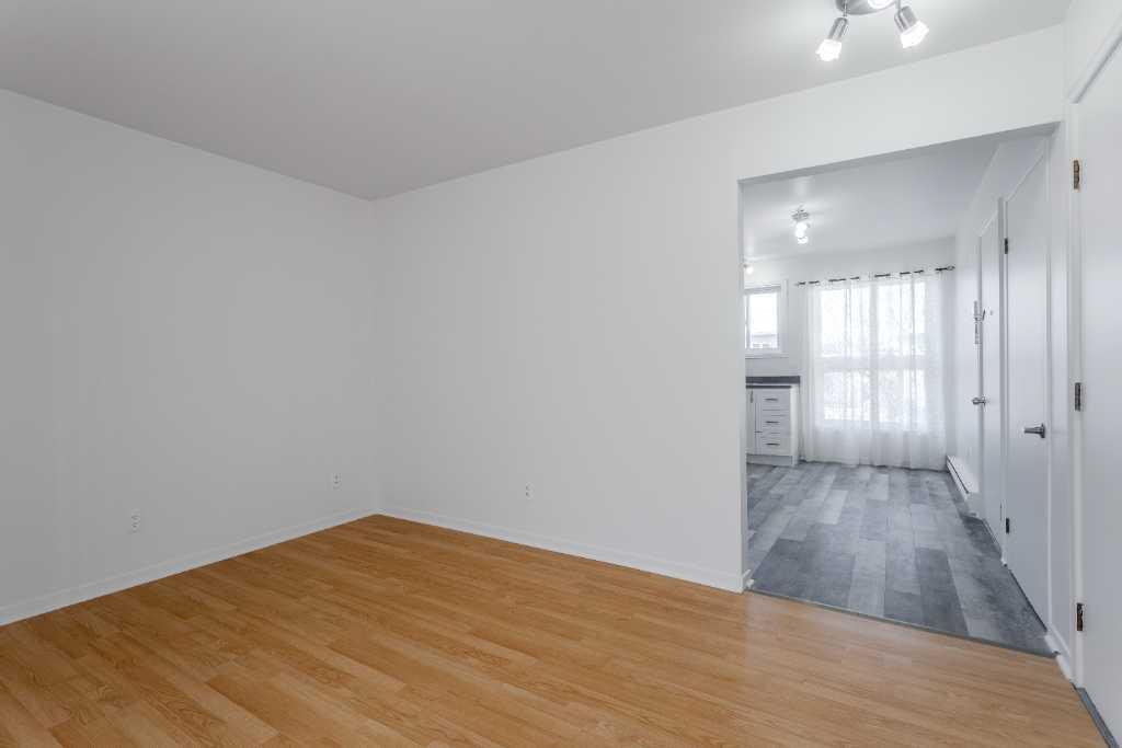 Beau 4 1/2 au 2e étage disponible le 1er juillet 2026. | 3206670