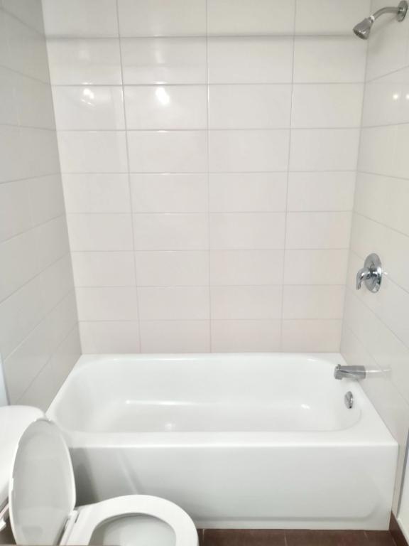 Coquet 2 1/2 demi ss, gym, internet, piscines - TOUT RÉNOVÉ | 3207178