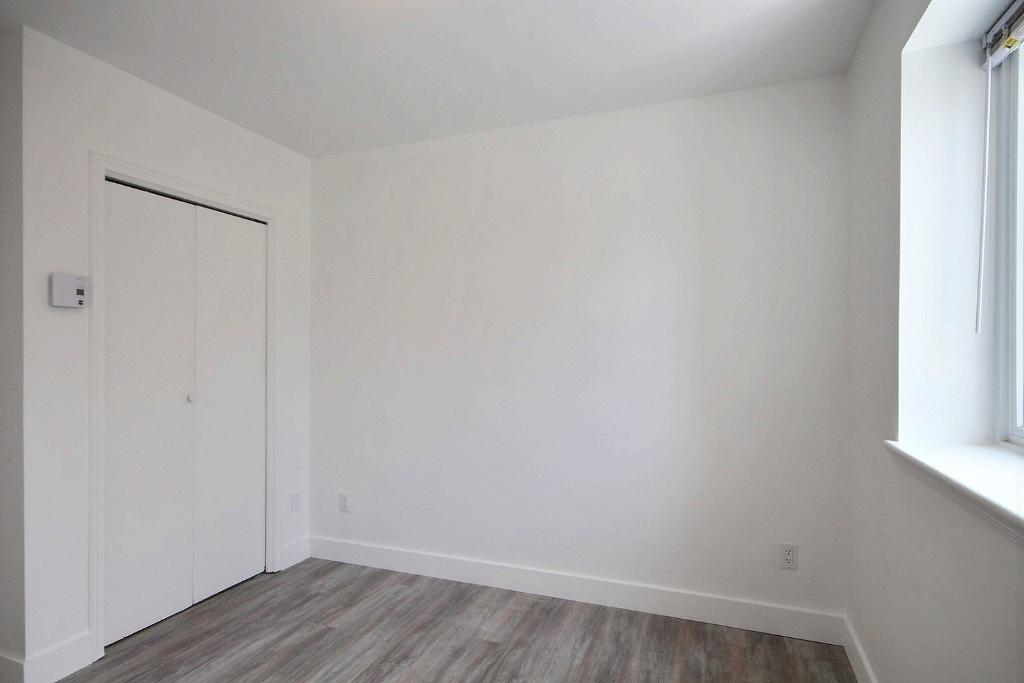 ✨ GRAND 2 1/2 - SEMI-MEUBLÉ / BALCON + RANGEMENT ✨ | 3226326