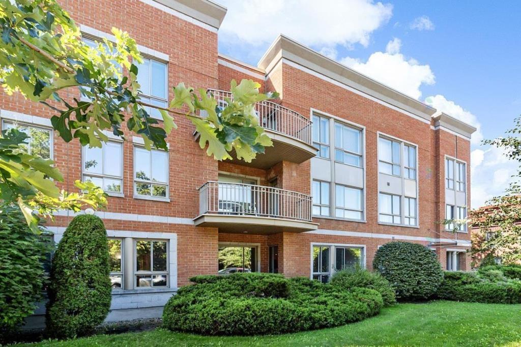 LUXUEUX CONDO 3 1/2 AVEC GARAGE ET PISCINE INTÉRIEUR | 3208557