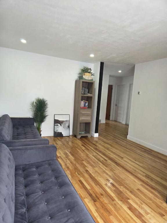 Grand 5 1/2 rénové - Cour + Garage | Rare à RDP | 2100$ | 1er mars | 3208587