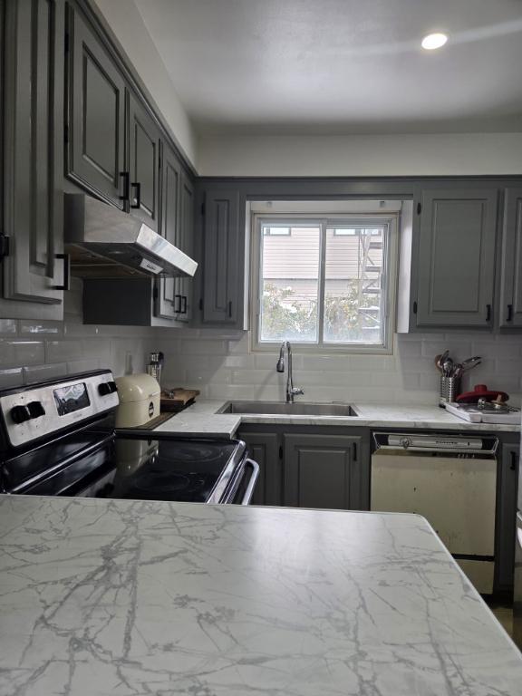 Grand 5 1/2 rénové - Cour + Garage | Rare à RDP | 2100$ | 1er mars | 3208587