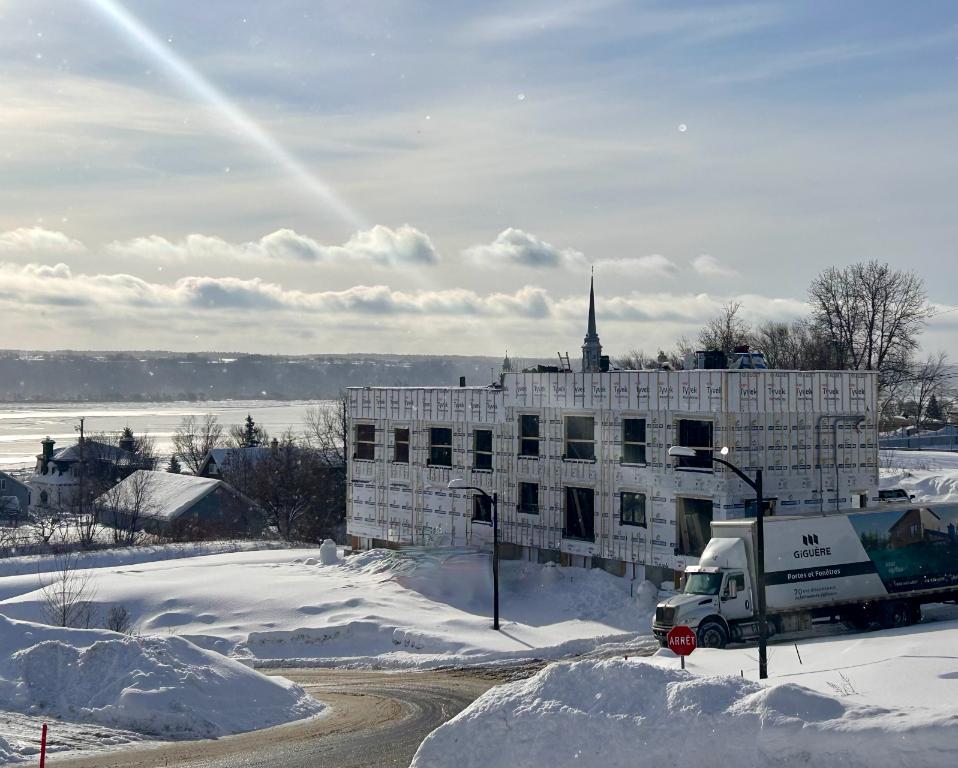 Grand 5 1/2 sur 2 étages, neuf | 3208608