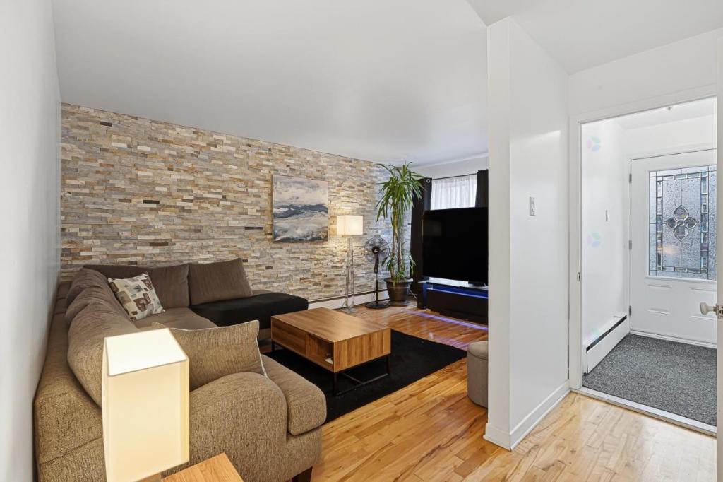 Calme 5 1/2 près de la Place Longueuil et métro | 3208620