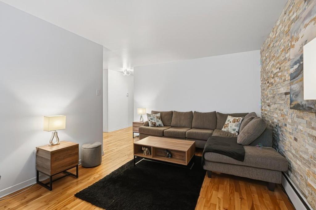 Calme 5 1/2 près de la Place Longueuil et métro | 3208620