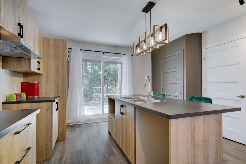 4-1/2 FARNHAM Libre immédiatement | 3210184