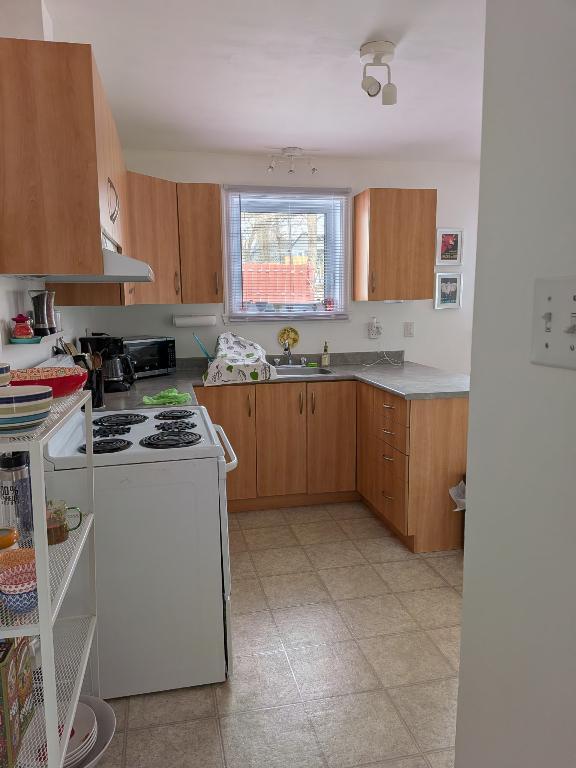 Lévis centre-ville 4 1/2 – chauffé, eau chaude fournie - 975$ | 3210394