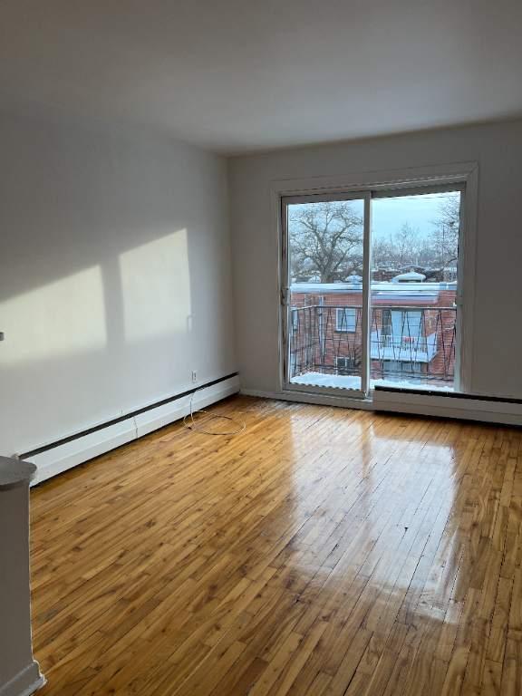 3 1/2 CHAUFFE EAU CHAUDE PRES DU METRO A AHUNTSIC | 3210401