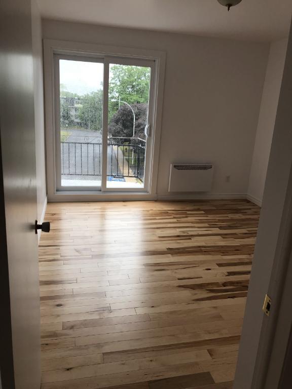 Très beau 4 1/2 refait à neuf et libre le 1er juillet | 3210441