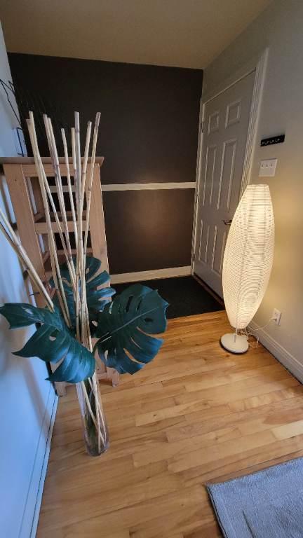 Grand logement 3 1/2 meublé, jardin, stationnement - DISPO. à/c AVRIL | 3210606