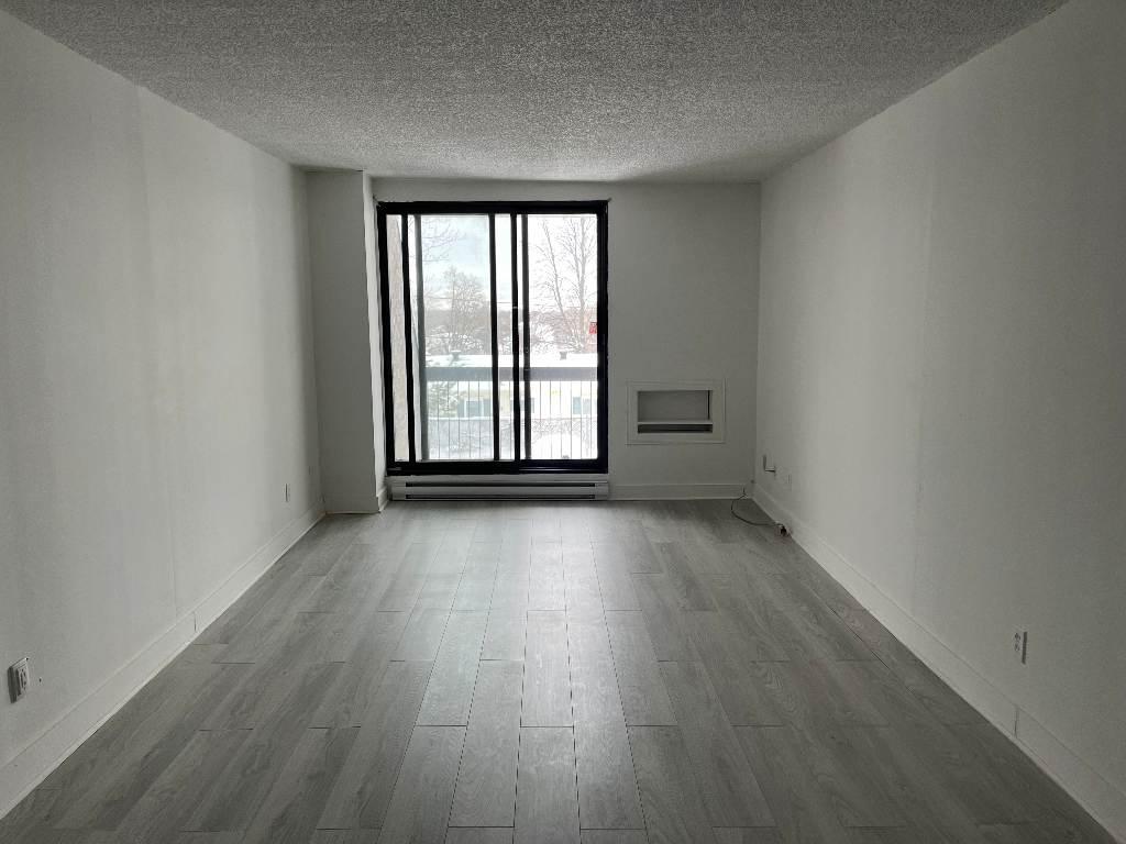 Laval - 4 1/2 - 5 1/2 - Montmorency- Chauffé, Béton , Ascenseur | 3210618