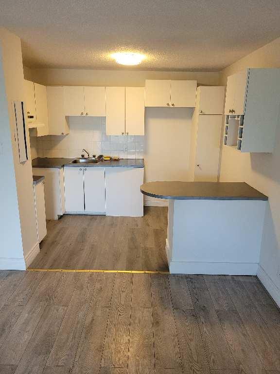 Laval - 4 1/2 - 5 1/2 - Montmorency- Chauffé, Béton , Ascenseur | 3210618