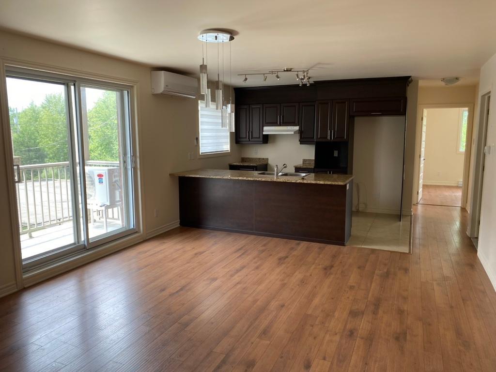 4.5 A LAVAL TRÈS TRANQUILLE CONSTRUCTION SUPÉRIEURE ASCENSEUR | 3210675