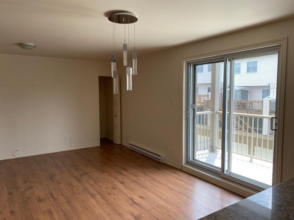 4.5 A LAVAL TRÈS TRANQUILLE CONSTRUCTION SUPÉRIEURE ASCENSEUR | 3210675