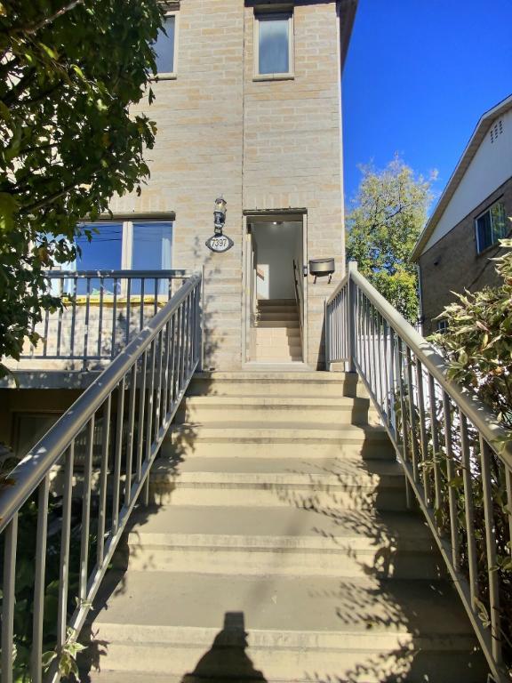 ANJOU - 5 1/2- 2e étage-A/C-Grand balcon arrière-3 grandes chambres- planchers vernis DISPONIBLE | 3210726