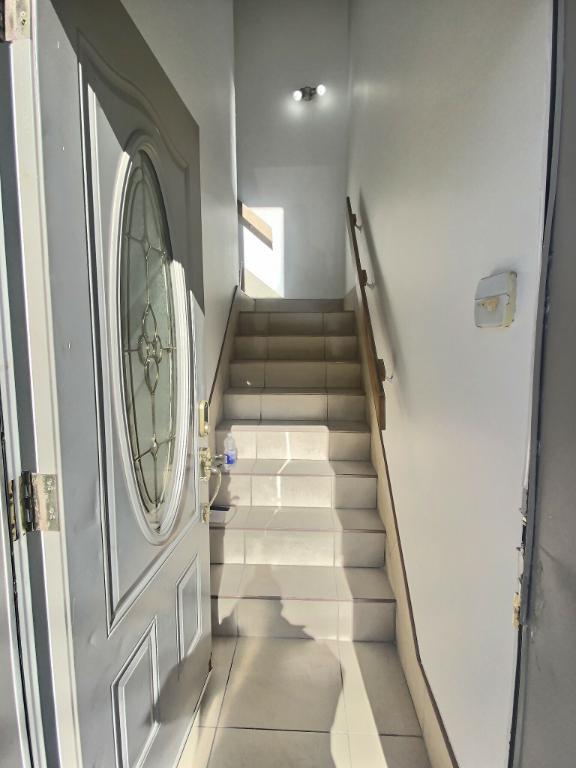 ANJOU - 5 1/2- 2e étage-A/C-Grand balcon arrière-3 grandes chambres- planchers vernis DISPONIBLE | 3210726