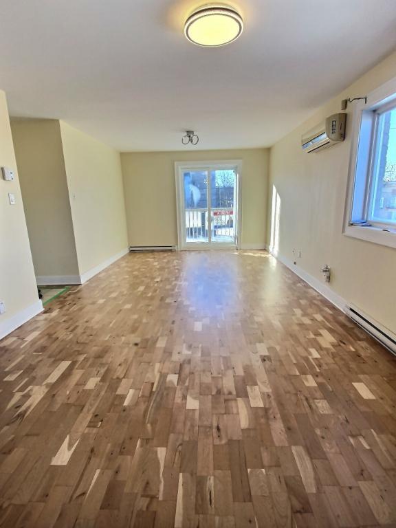 ANJOU - 5 1/2- 2e étage-A/C-Grand balcon arrière-3 grandes chambres- planchers vernis DISPONIBLE | 3210726