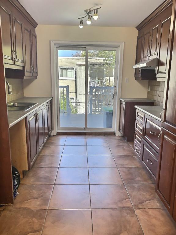 ANJOU - 5 1/2- 2e étage-A/C-Grand balcon arrière-3 grandes chambres- planchers vernis DISPONIBLE | 3210726