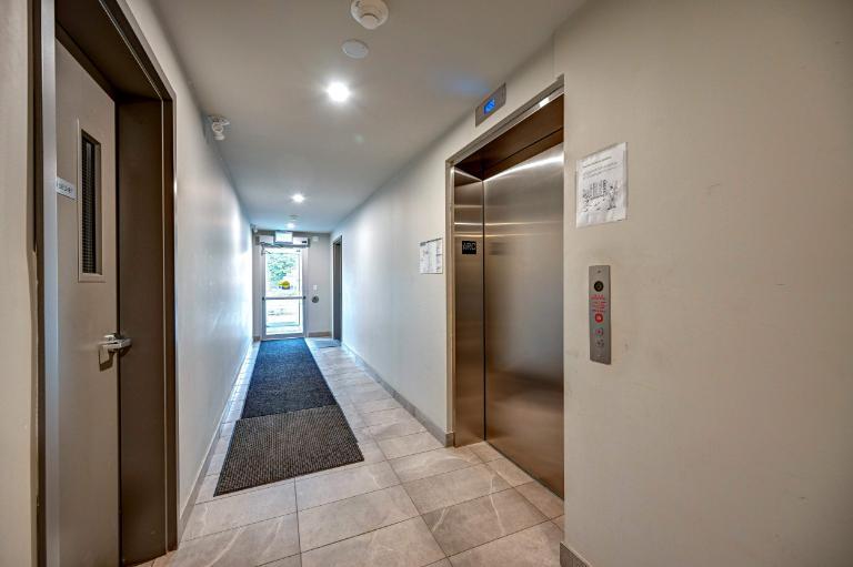 Superbe unité de coin très lumineux au 4iem étages Ascenseur ! | 3210786