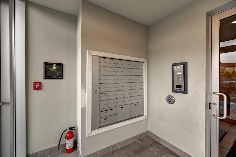 Superbe unité de coin très lumineux au 4iem étages Ascenseur ! | 3210786