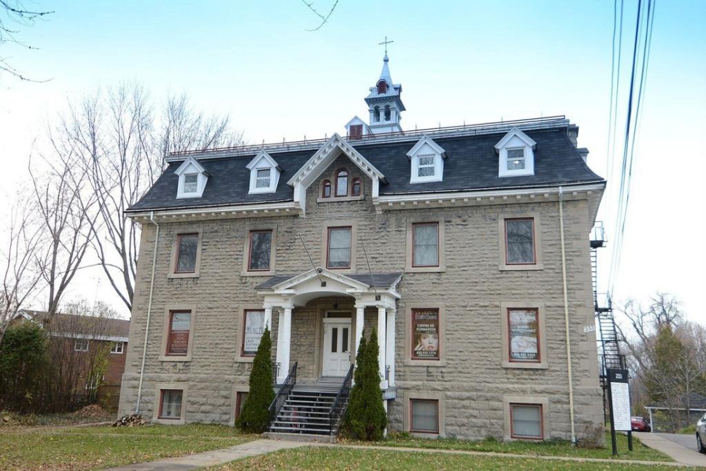 Grand appartement 4 1/2, plafonds 12 pieds, 2 chambres situé dans un Couvent au pittoresque village du Vieux Sainte-Rose Laval, 2250$ tout inclut | 3210796