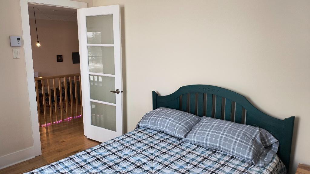 Grand appartement 4 1/2, plafonds 12 pieds, 2 chambres situé dans un Couvent au pittoresque village du Vieux Sainte-Rose Laval, 2250$ tout inclut | 3210796