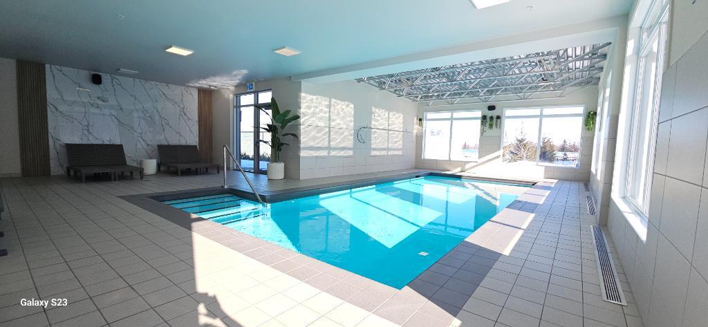 2 chambres à coucher 1 salle de bain avec DOUBLE GARAGE. piscine intérieur et gym | 3210837