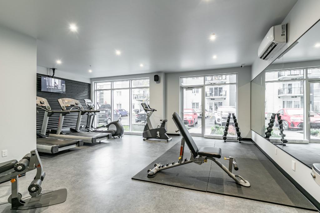 2 chambres à coucher 1 salle de bain avec DOUBLE GARAGE. piscine intérieur et gym | 3210837