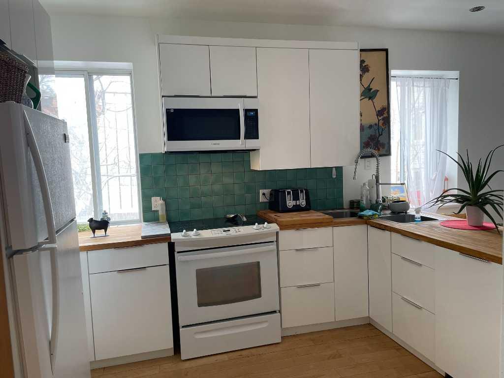 Plateau Mont-Royal, Montréal face au Parc La Fontaine grand 3 et demi ...1950$, tout meublé...non compris internet et électricite.. | 3210881