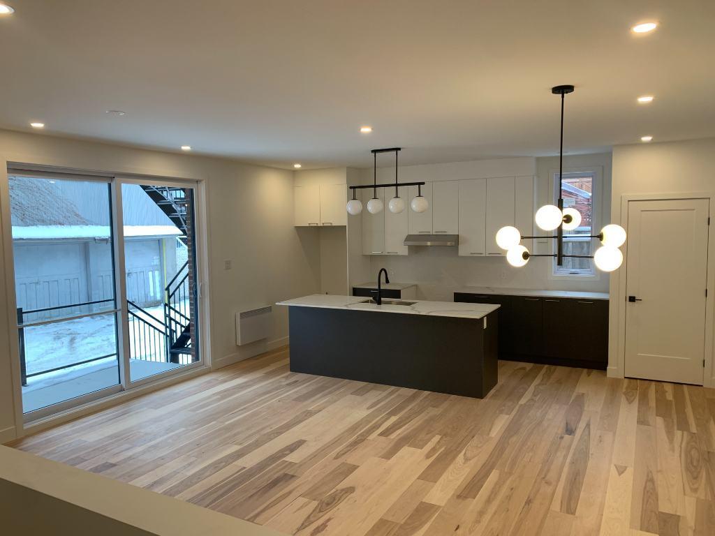 Très grand 3 chambres lumineux avec stationnement | 3210976