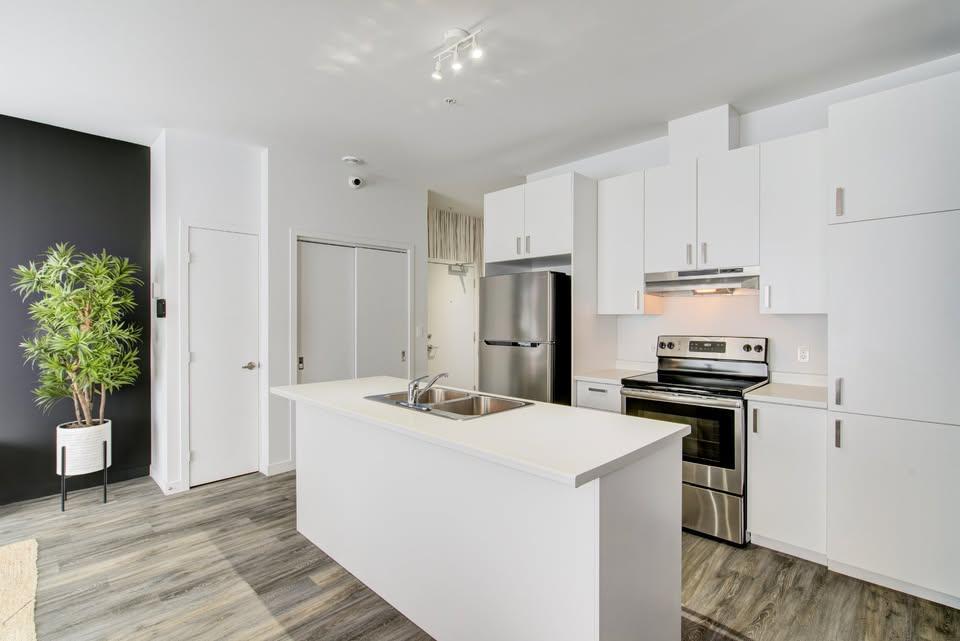 3 chambres à coucher 2 salles de bain avec DOUBLE GARAGE. piscine intérieur et gym | 3210982