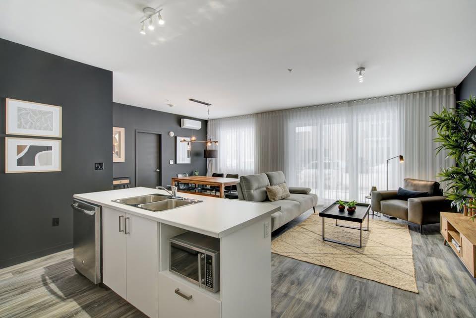 3 chambres à coucher 2 salles de bain avec DOUBLE GARAGE. piscine intérieur et gym | 3210982