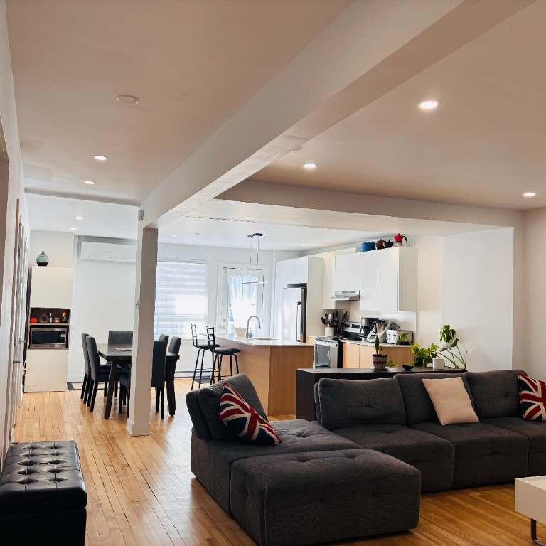 1er mois gratuit. Grand 7 1/2 , 5 chambres, semi meublé avec Cuisinière, Réfrigérateur, laveuse et sécheuse. | 3211024