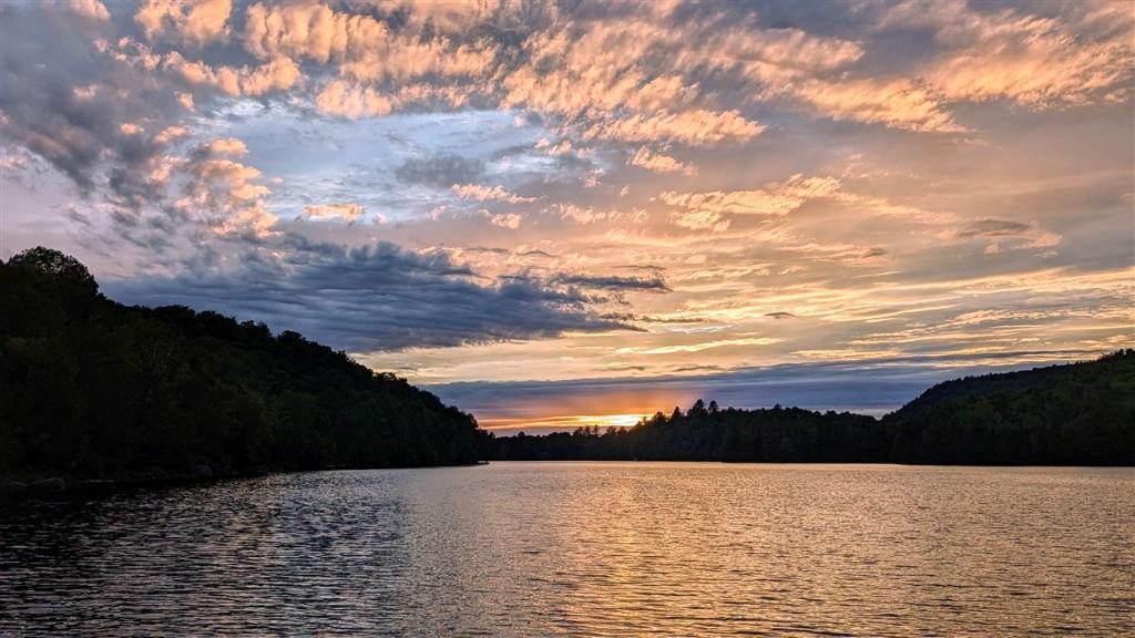 Laurentides au Lac des pins (Montcalm), petit terrain bord de l'eau à vendre | 3222409