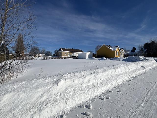 Lambton, Estrie. Terrain vacant de 90 x 88 pi, situé dans un quartier résidentiel paisible et recherché. Venez profitez du plein air et de la tranquil | 3222436